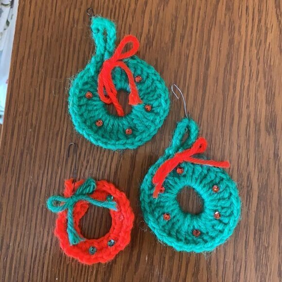 Collection of kitschy handmade yarn Christmas tree ornaments - Picture 4 of 12